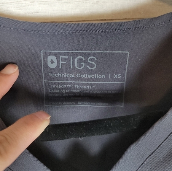 FIGS Casma Three-Pocket Scrub Top in Graphite, sz XS - Picture 7 of 12